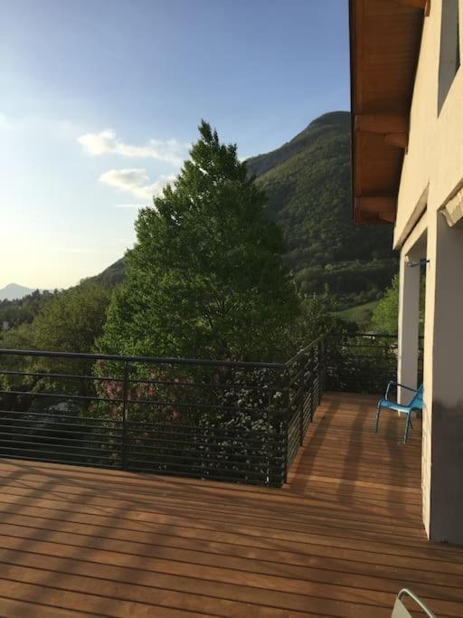 Maison De Vacances 220M2 Vue Lac Et Chateau Ментон-Сен-Бернар Екстериор снимка